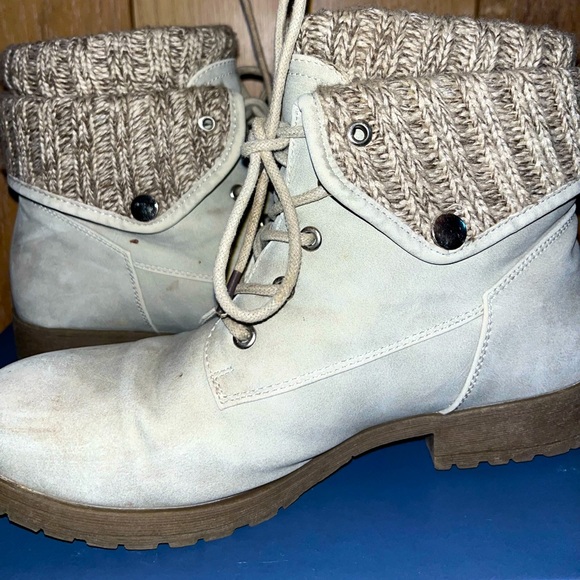 WOMANS Knitted Ankle Boots Size 8 - Picture 1 of 3